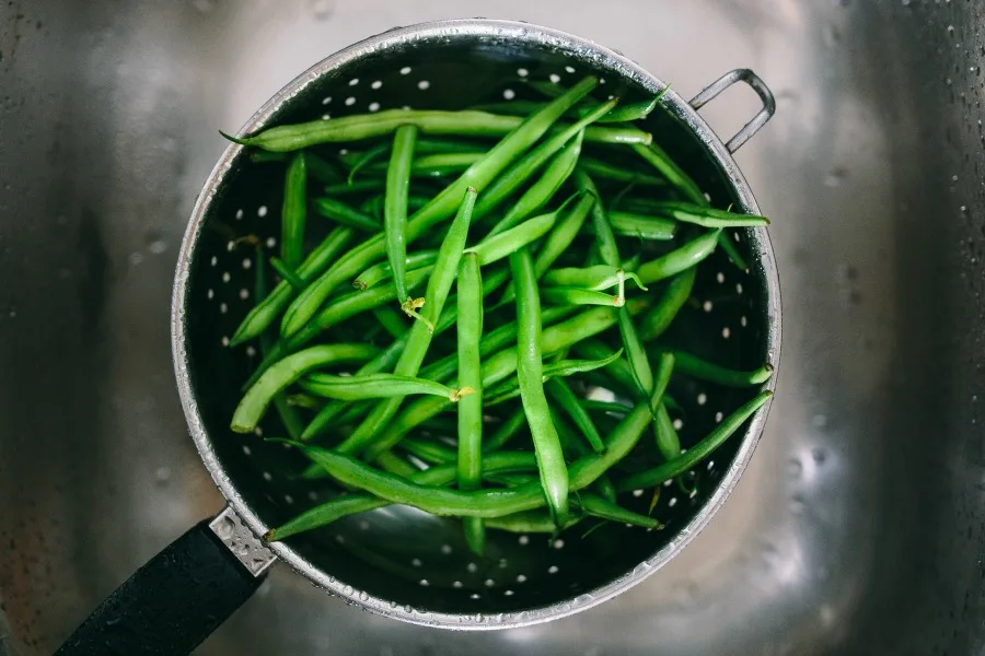 washing green beans in colander