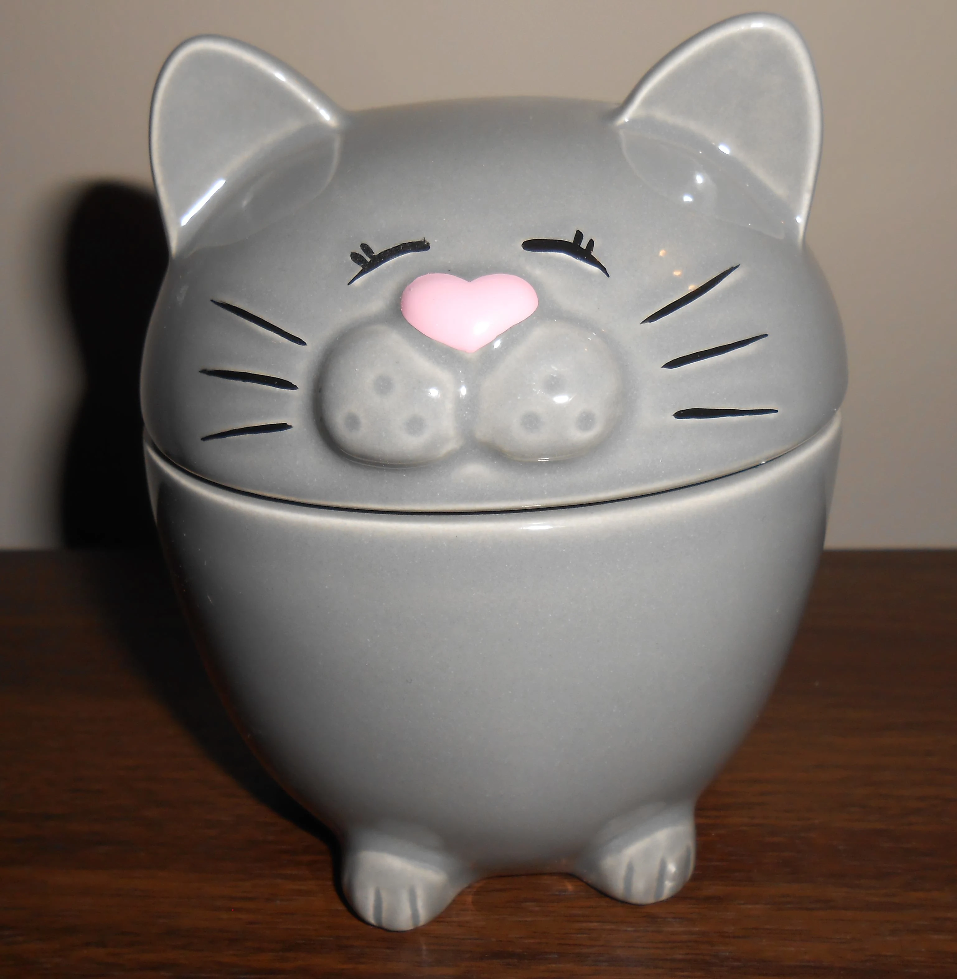 kitty cat measuring cups stacked together