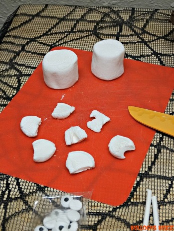 Last Minute Halloween Party Treats Scary Skeleton Cupcakes cut marshmallows