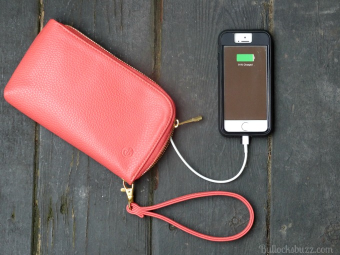 clutchette power by chicbuds charging phone