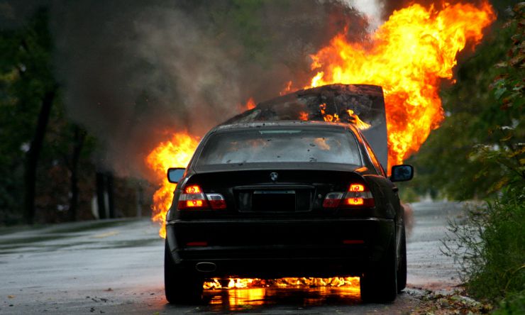 6 causes courantes d'incendies de voiture image principale