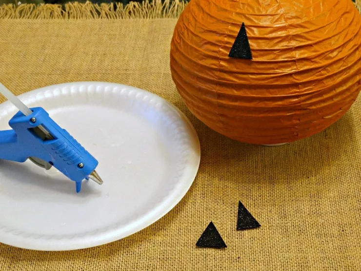 DIY Halloween Lanterns Pumpkin Energizer Eco Advanced hot glue the faces