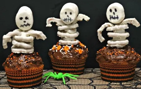 Last Minute Halloween Treats skeleton cupcakes