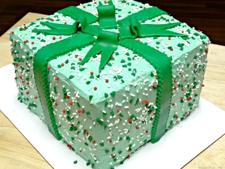 green fondant ribbon on top of the gift box cake 