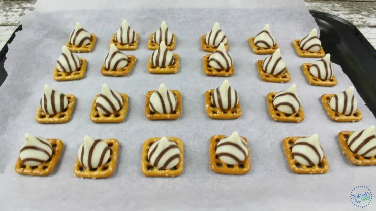 place kisses on top of pretzels in process step 2