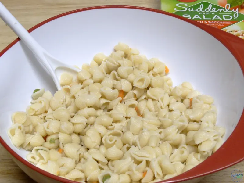 Leftover Grilled Chicken, Ranch and Bacon Pasta Salad add rinsed and drained noodles to medium bowl