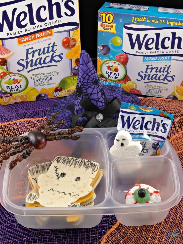 Scare up some freaky fun with this super cute lunch idea for the kids for Halloween! Your little goblins will gobble up this spooktacular Halloween lunch box full of freaky good fun and foods! 