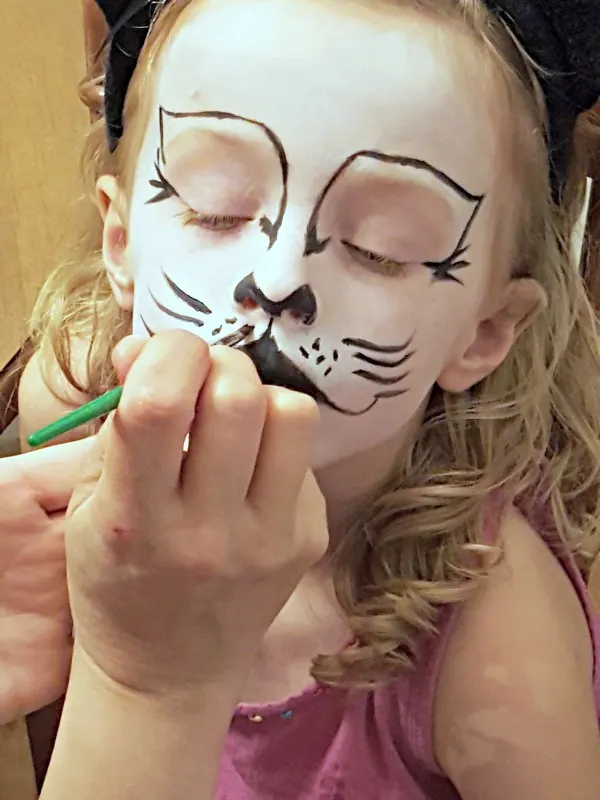 kitty cat face painting tutorial add-dots-around-the-whiskers