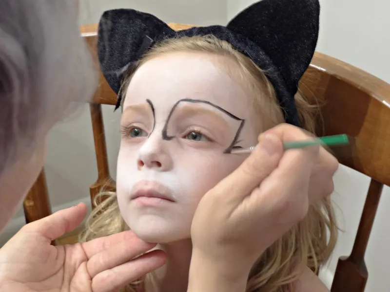 kitty cat face painting tutorial add-line-up-and-around-the-eye