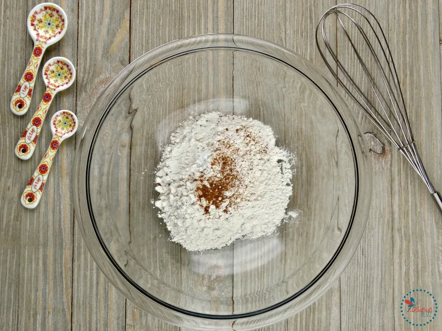 combined flour, salt and nutmeg in bowl