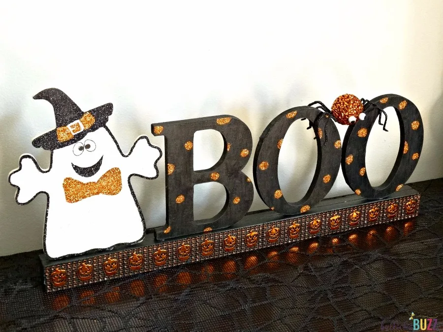 Spice up your spooky space with this frighteningly fun "BOO" DIY Halloween sign for Halloween decor.