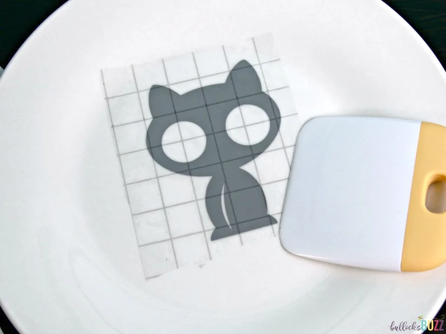 begin layering vinyl pattern onto the DIY Cat Food Plate 