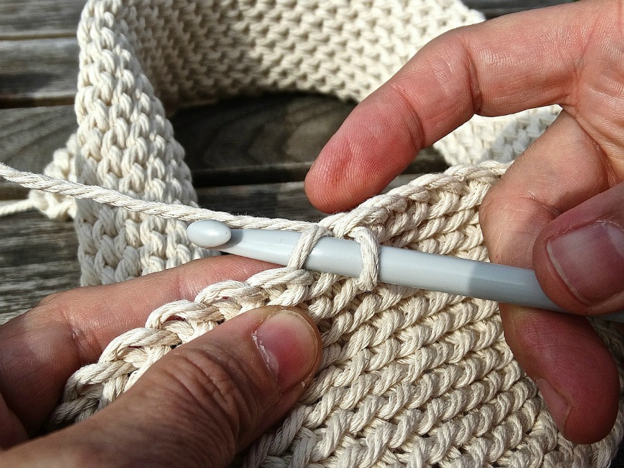 one difference between knitting and crocheting is the type of stitch