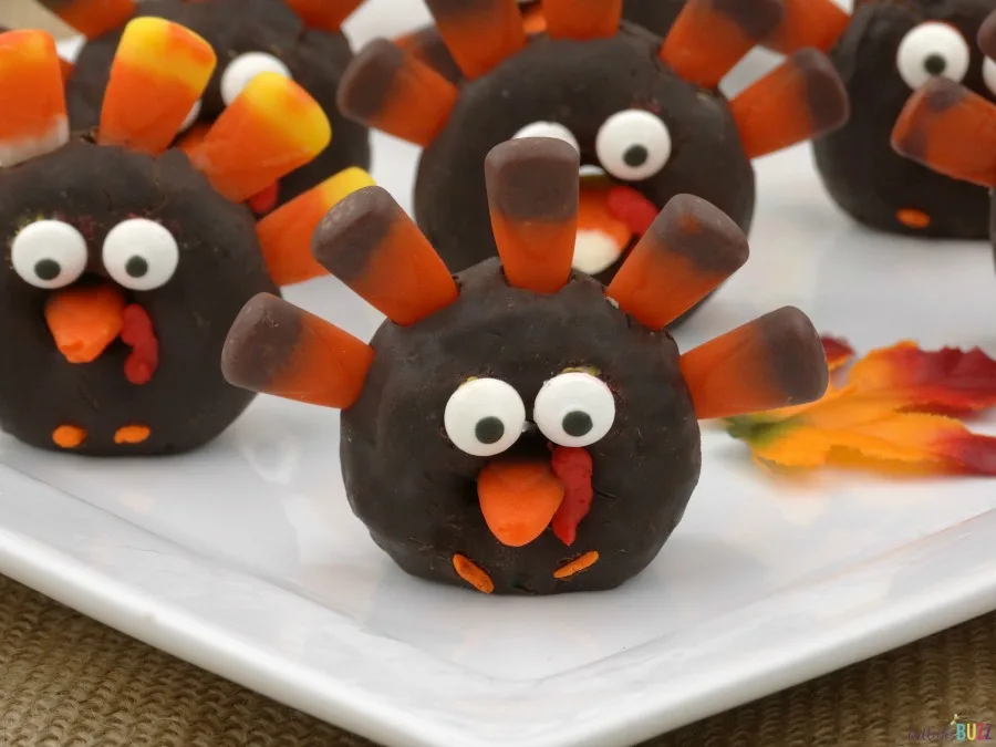 Mini Donut Turkeys - Easy Thanksgiving Turkey Treats - Bullock's Buzz