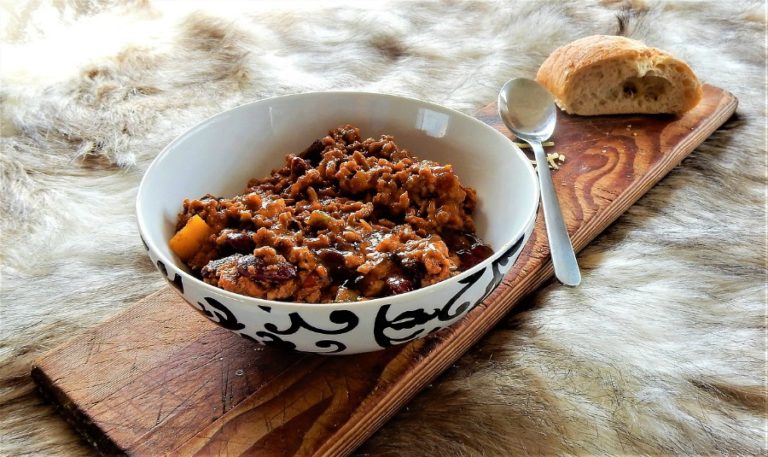 bowl of chili with crackers