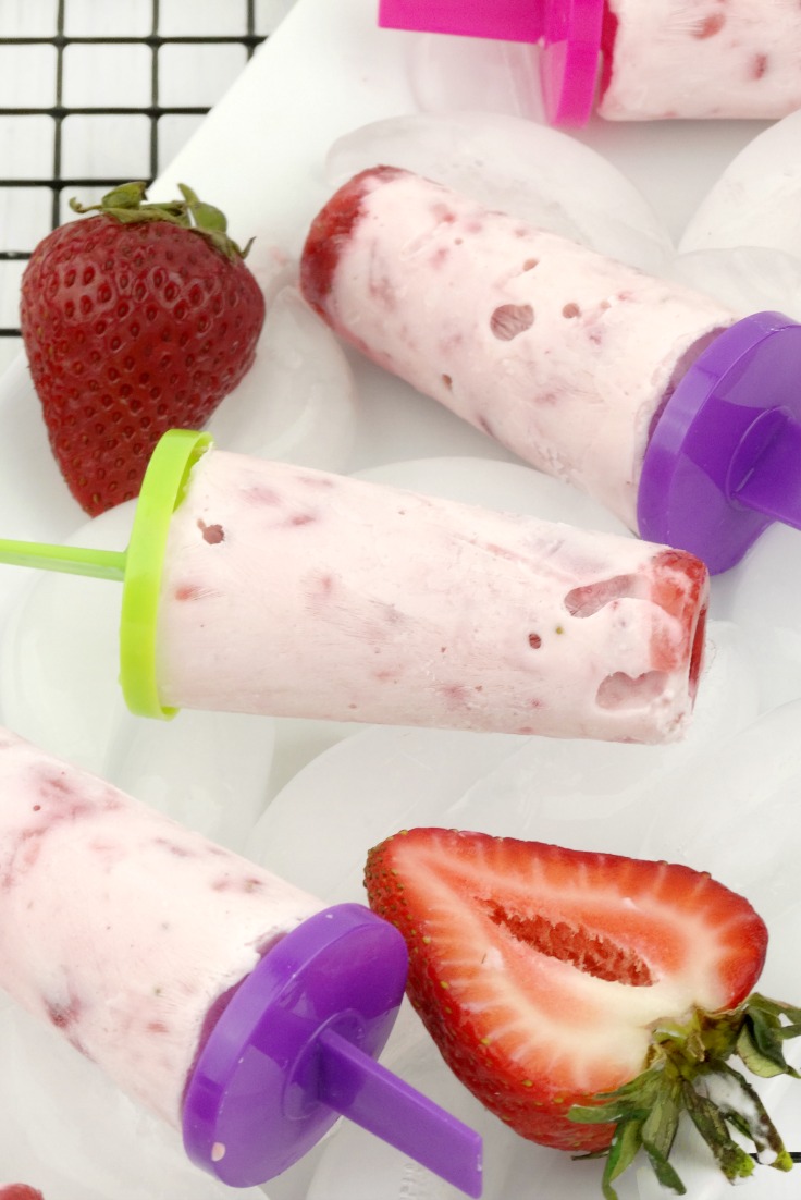 A quick and simple strawberry yogurt popsicle recipe that's delicious and healthy, too! #recipes #popsiclesrecipe