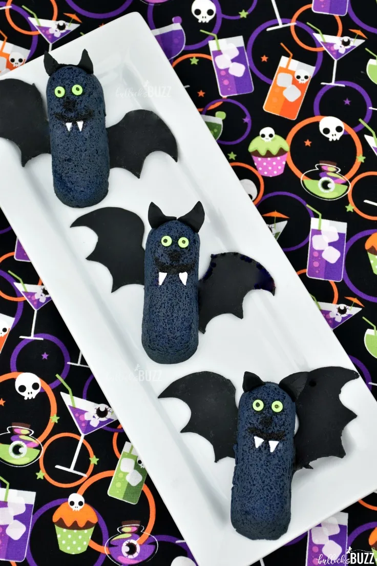 If you are looking for a super-cute and super-easy Halloween treat, then look no further than these no-bake spooktacular Halloween Bat Twinkies! #Halloween #HalloweenTreat #HalloweenRecipe
