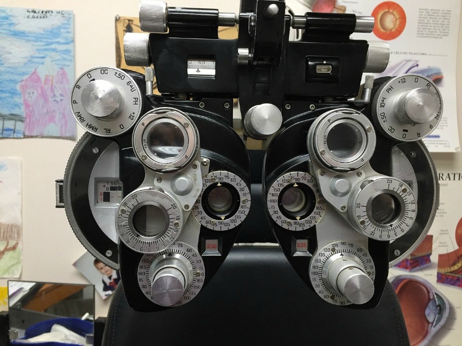  phoropter used in eye exams 