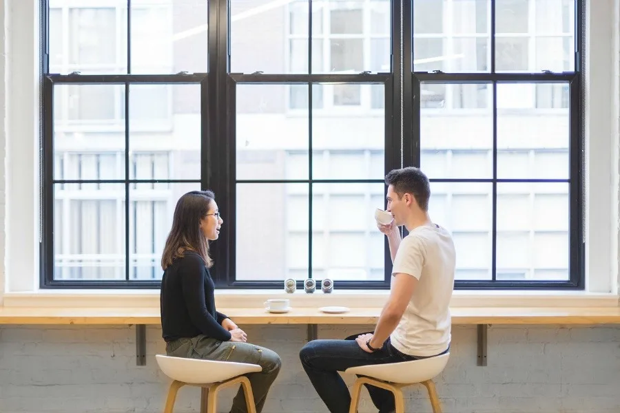 tinder tips for women have first date in a public place like these two people in a coffee shop