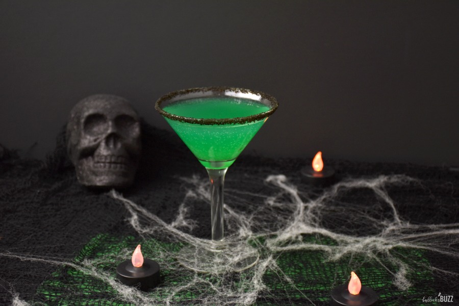 зеленый коктейль в стакане
