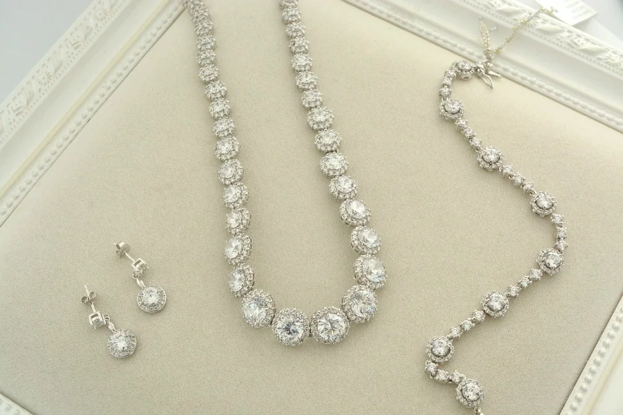 diamond jewelry like this is popular when choosing bridal jewelry