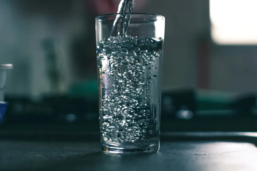 five types of water filters so you can have fresh clean water like this in your home