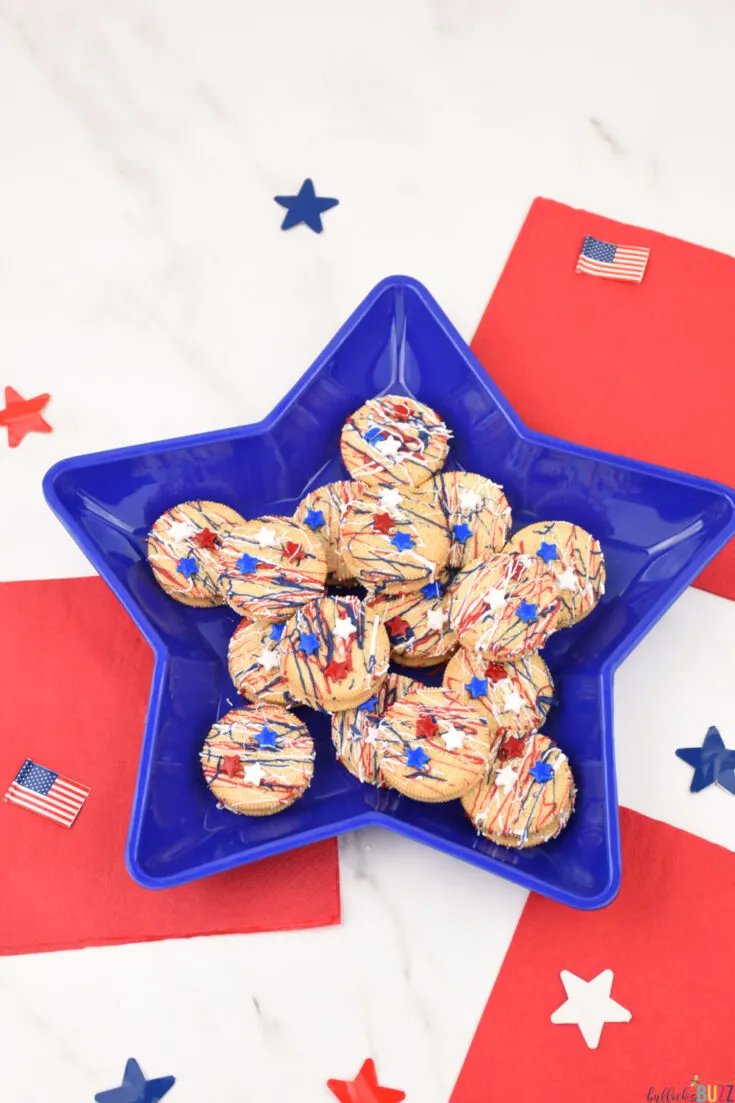 These fun and festive Patriotic Oreos are a quick and easy Fourth of July dessert with red, white and blue chocolate drizzles and festive star-shaped sprinkles. #4thofJuly #snacks #July4th #easyrecipe