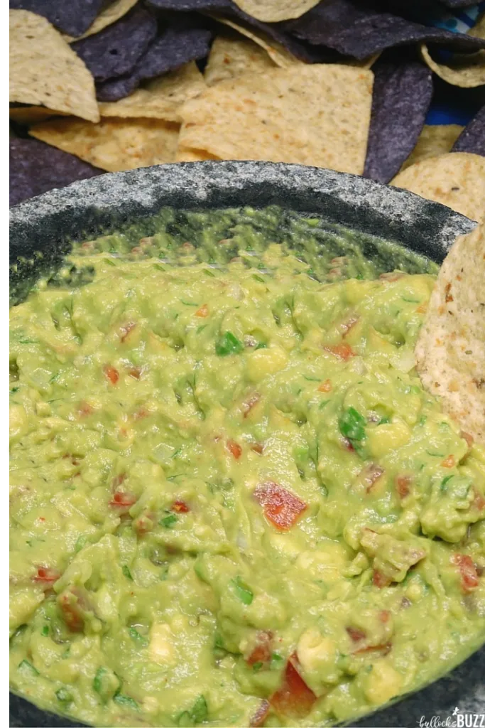 This authentic homemade guacamole recipe features only the freshest ingredients which take this recipe to a new level of delicious. #recipes #guacamole #guacamolerecipe #homemadeguacamole