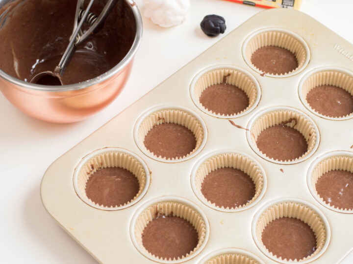 fill muffin tin with cupcake mix