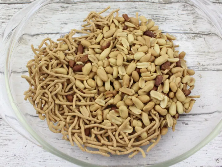 mix peanuts and noodles in a bowl