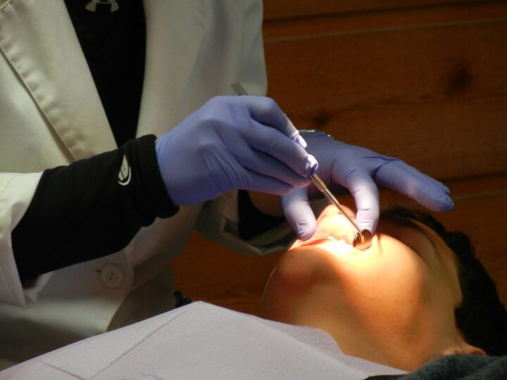 differences between cosmetic and aesthetic dentistry 