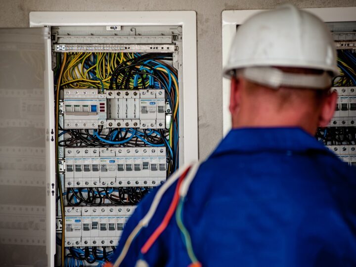 tips for finding the right electrician like this one