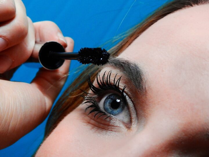 how to apply mascara correctly like this woman is