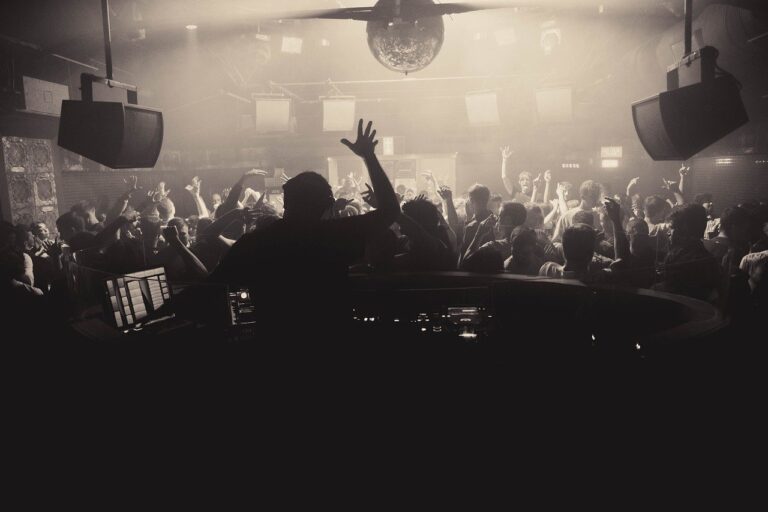 ways to advertise your venue's live event 