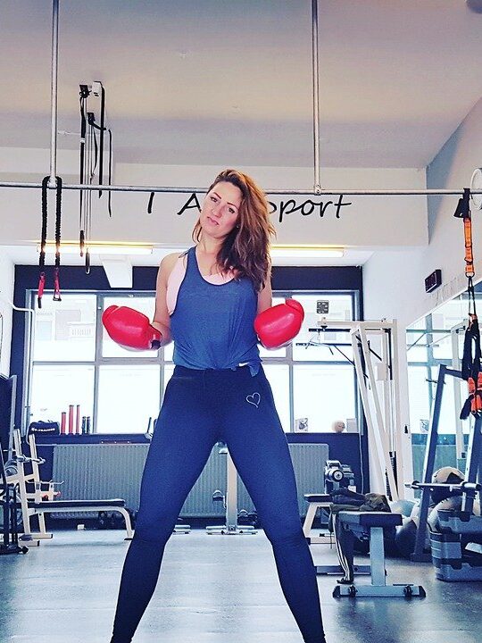 woman with boxing gloves enjoying the benefits of a boxing workout