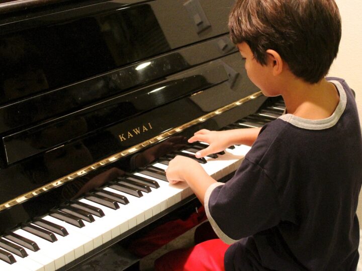 child playing piana