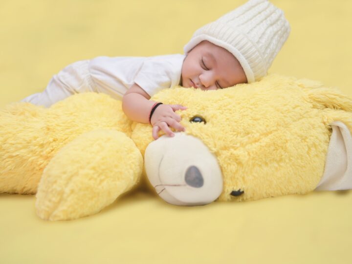 a sleeping baby makes it easier to manage your household chores when you have a baby 