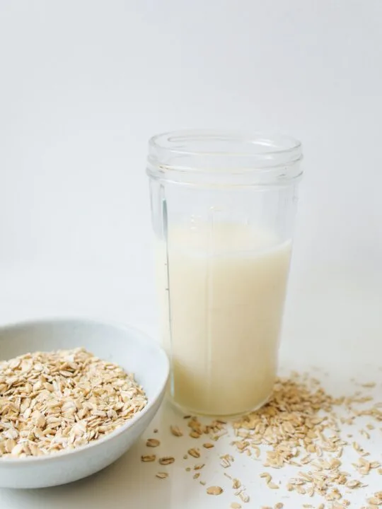 this glass of oat milk is filled with healthiness thanks to the many benefits of oat milk