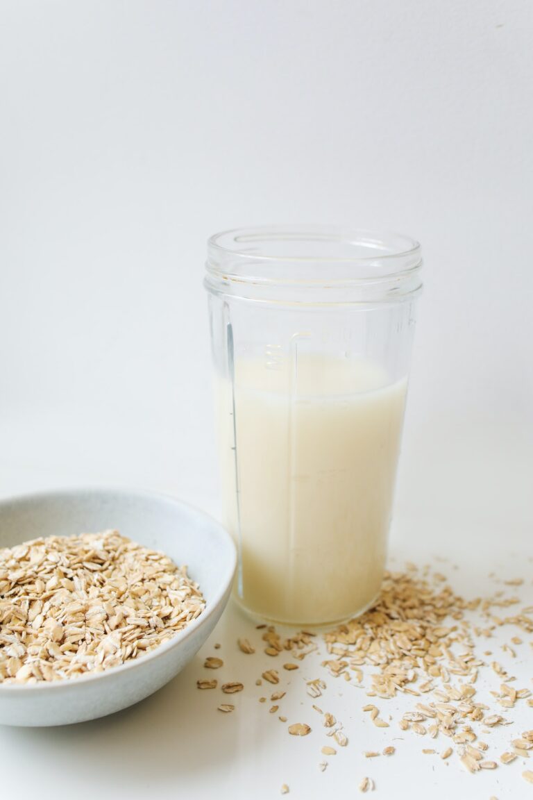 this glass of oat milk is filled with healthiness thanks to the many benefits of oat milk