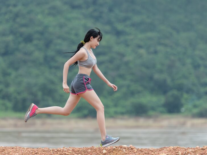 woman jogging as a way to keep up with your exercise routine while on vacation