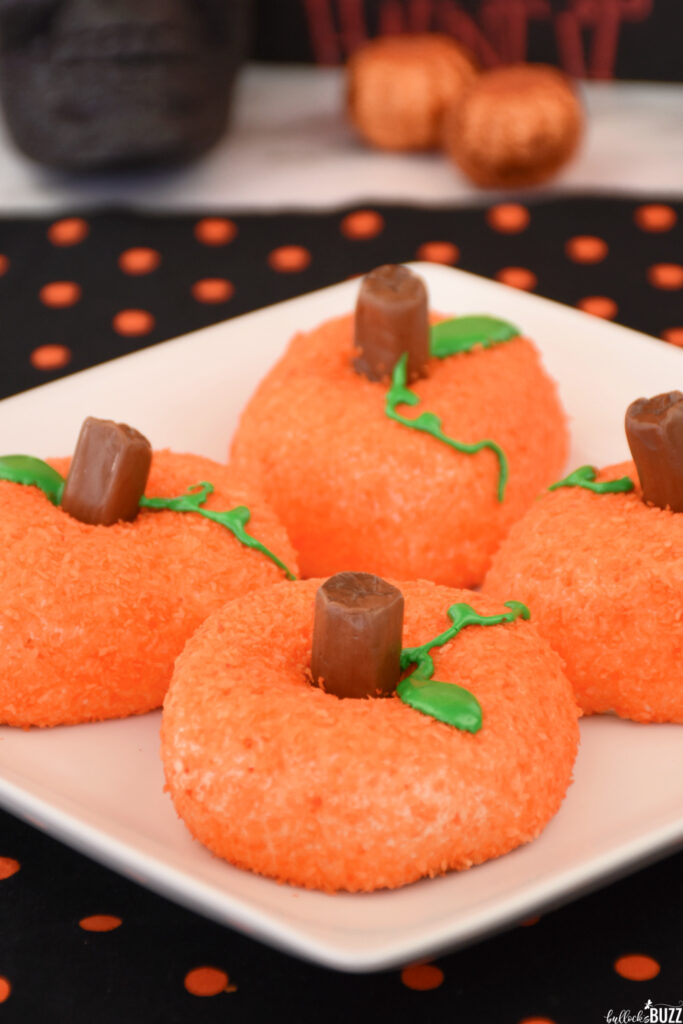 Celebrate Fall with this fun and simple recipe for SnoBall Pumpkins! #easyrecipes #treats #foodcraft