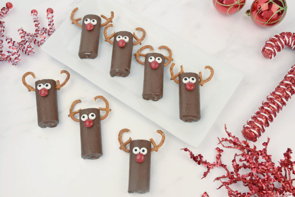 Reindeer Snack Cakes - Quick and Easy Holiday Snack Idea - Bullock's Buzz