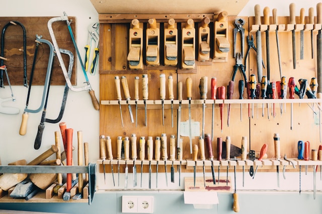 having a space like this one to keep your tools organized is an important part of setting up a workshop