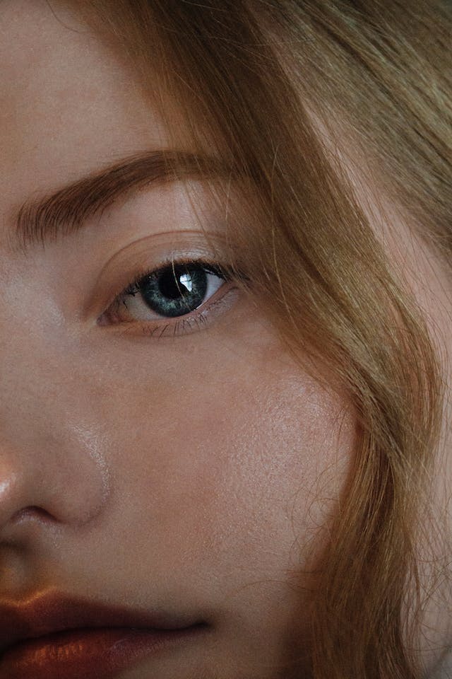 Close up of a girl's skin, eye and hair looking perfect thanks to AI in skin retouching software