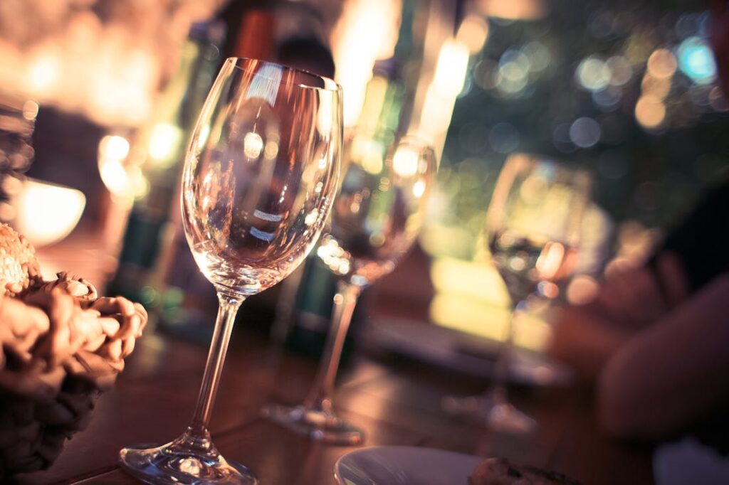 Бокалы для вина на столе в ожидании гостей званого ужина