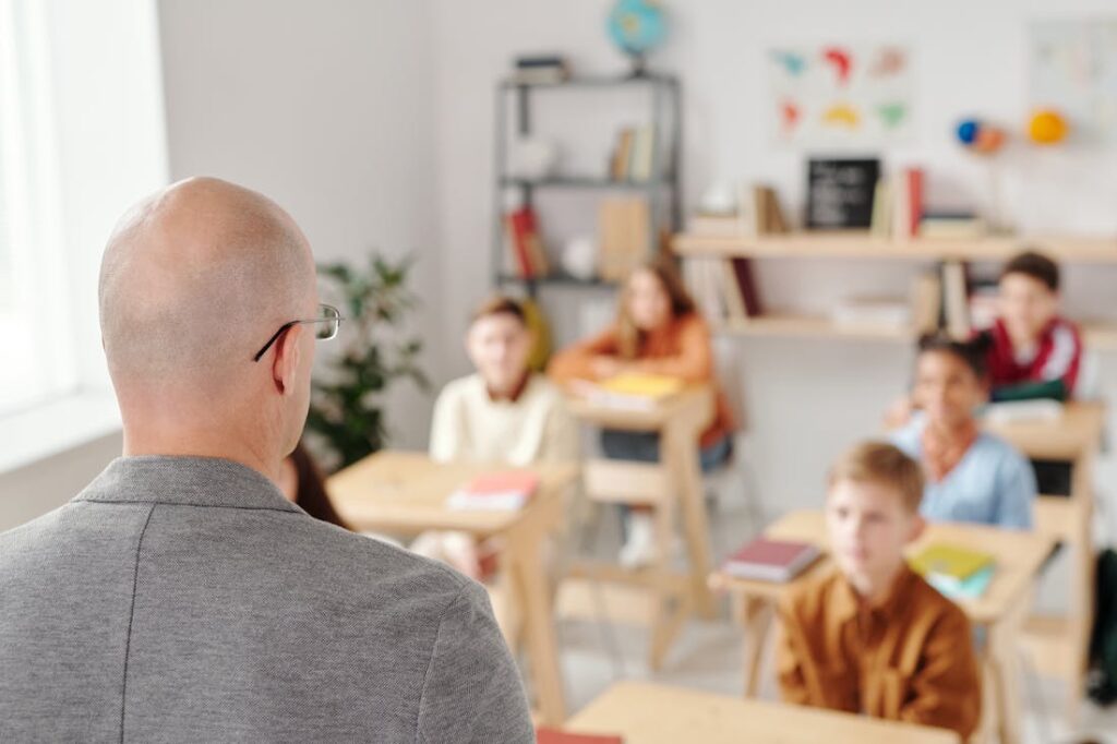 Учитель сталкивается с небольшой группой учеников: меньший размер класса является одним из преимуществ летних занятий.