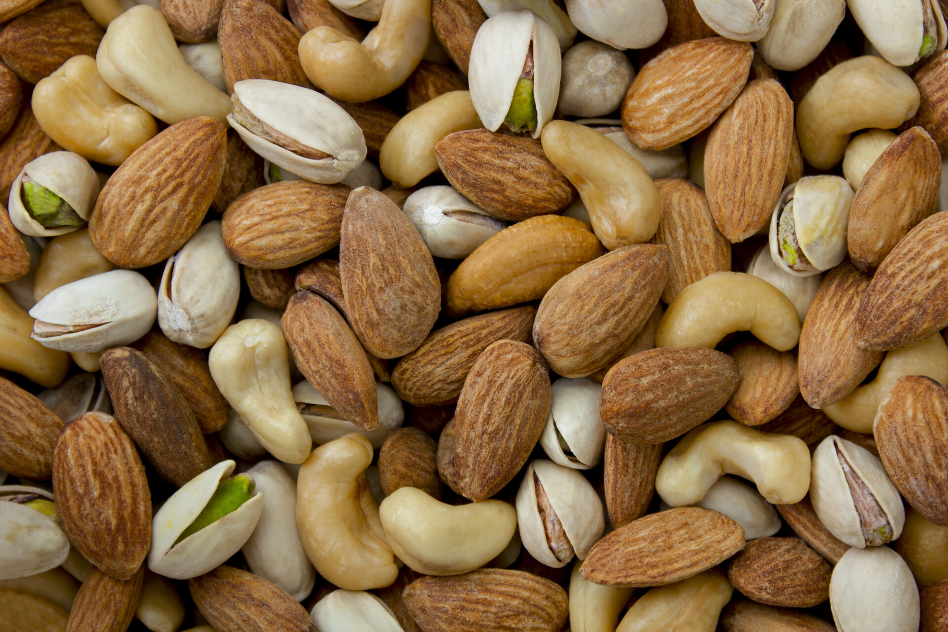 Top view of tasty and salty pistachios isolated on black — Photo