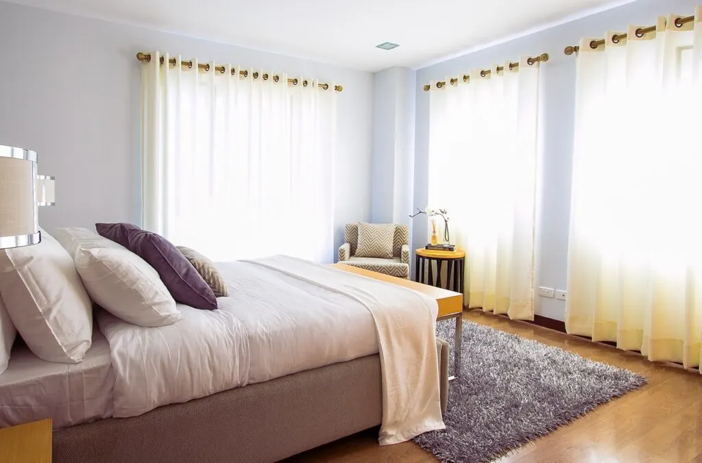A peaceful bedroom that uses tips on how to Improve your bedroom environment