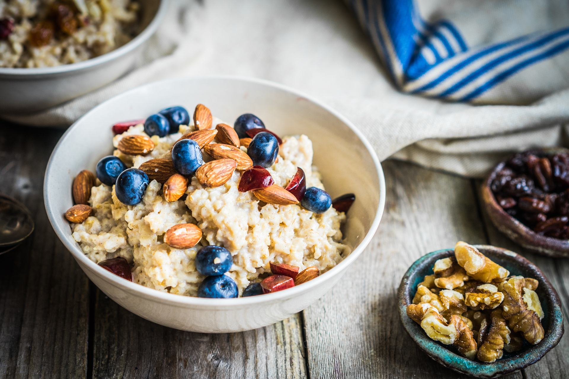 Oatmeal with berries and nuts