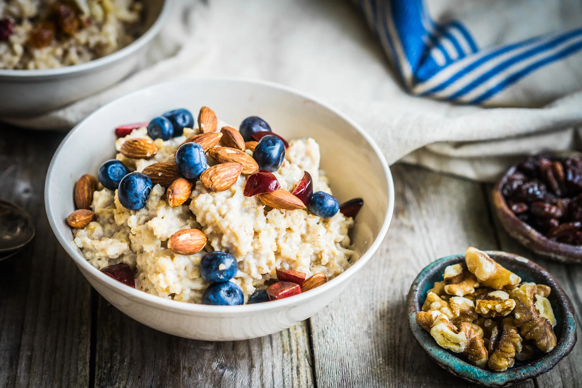 Oatmeal with berries and nuts